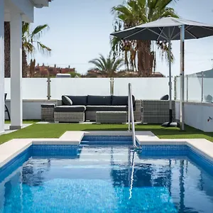 https://luxurious-5-villa-300m2-private-heated-pool-garage-wifi.in-canary-islands.com